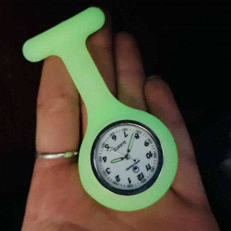 reloj enfermera brilla en la oscuridad