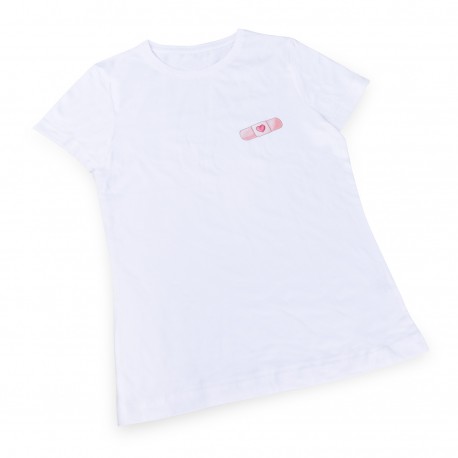 camiseta blanca estampada tirita