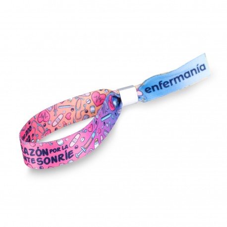 pulsera un paciente sonríe