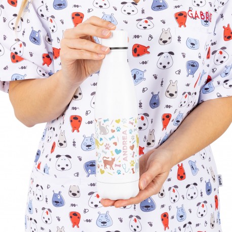 veterinario sosteniendo la botella personalizada con nombre y estampado de mascotas.