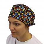 Modelo con gorro azul claro para entorno clínico