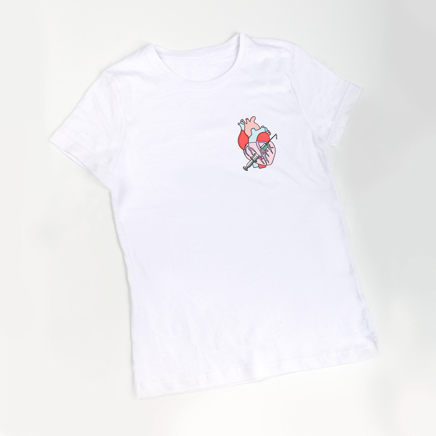 camiseta corazón y jeringa