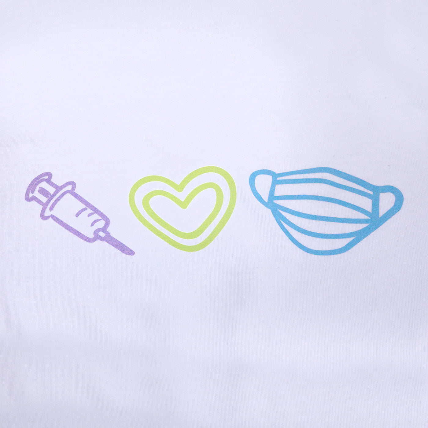 Detalle del estampado en camiseta sanitaria blanca