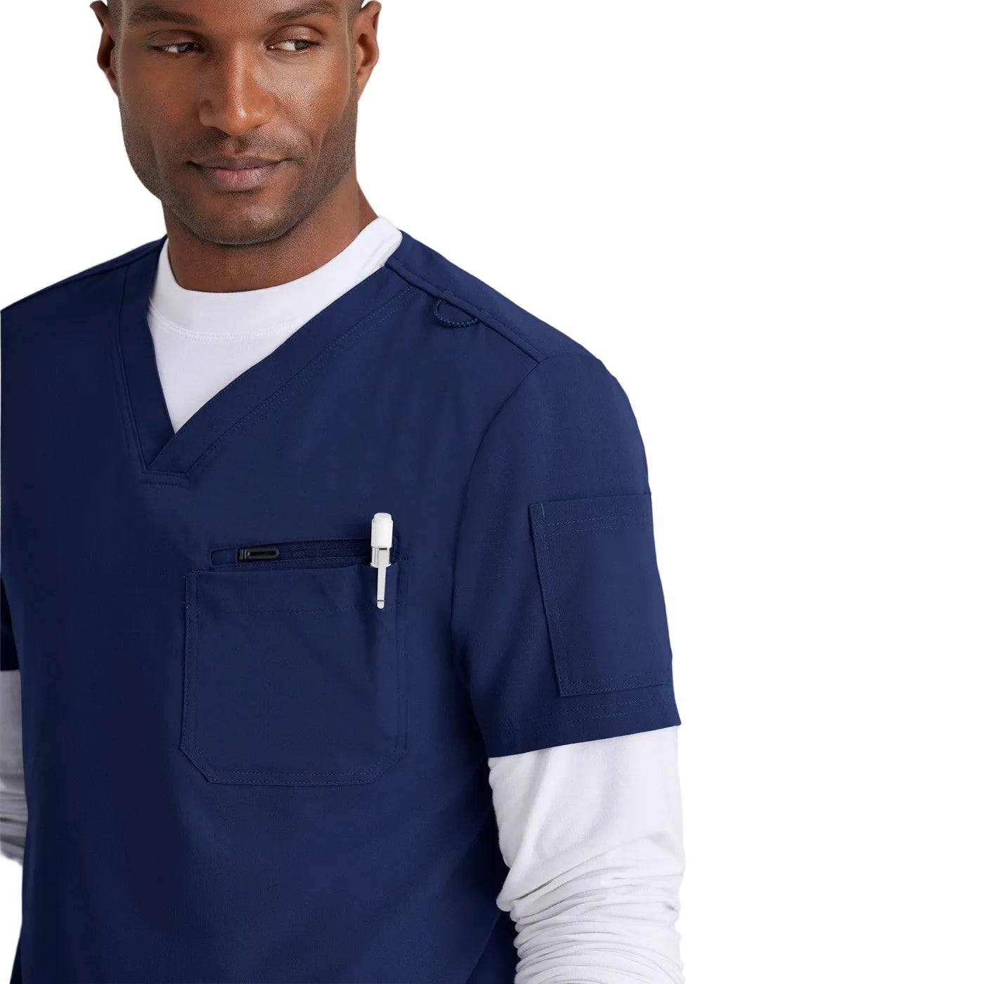 Detalle del bolsillo con cremallera del blusón médico azul para hombre