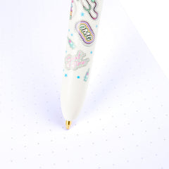 Bolígrafo escribiendo en papel punteado