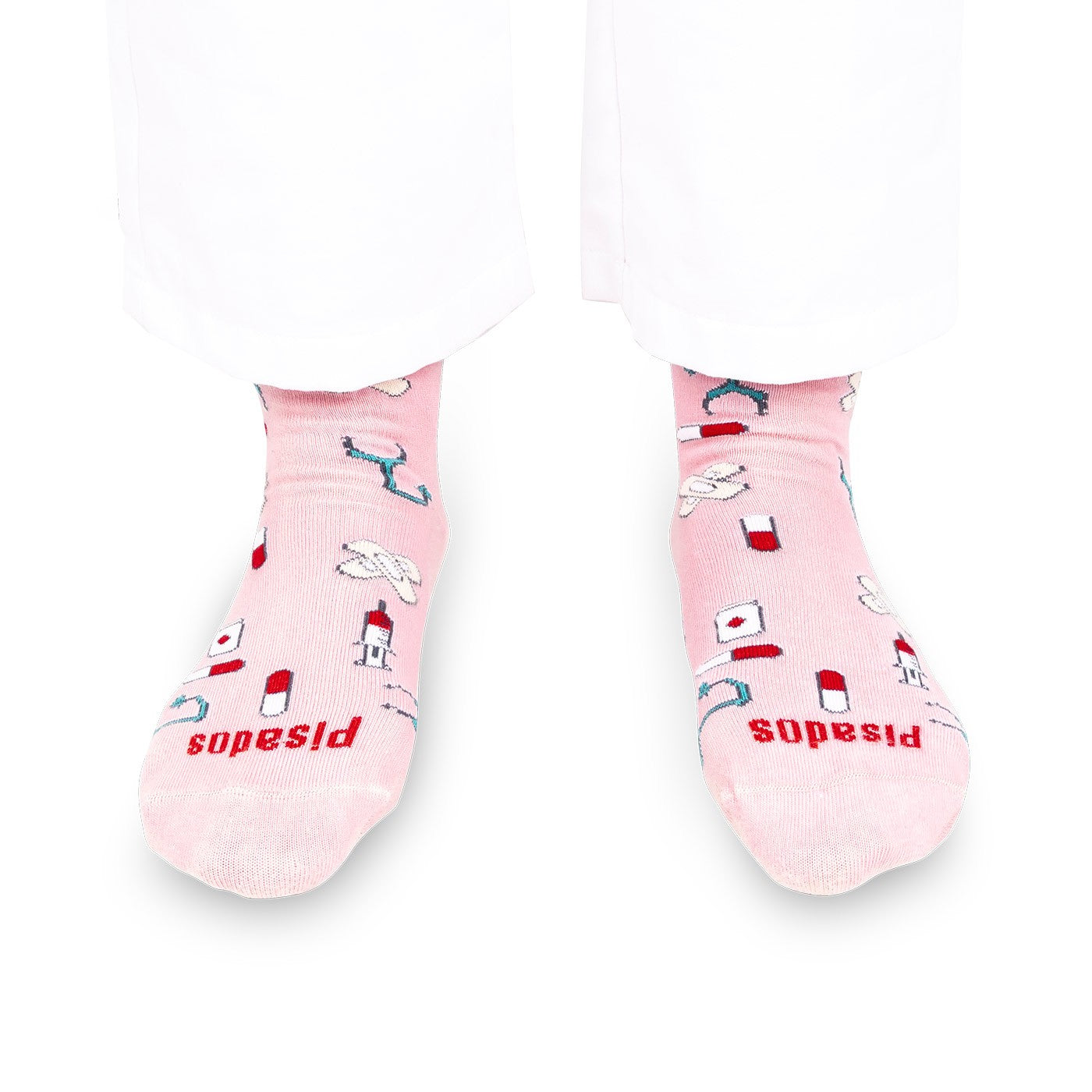 Medias compresivas ligeras con diseño médico sobre fondo rosa