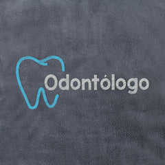 Detalle del bordado personalizado para el Forro Polar de Odontologo