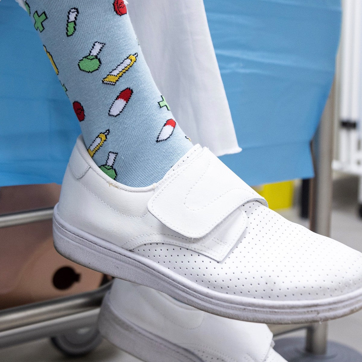 Calcetines Pharma combinados con uniforme de farmacia o laboratorio