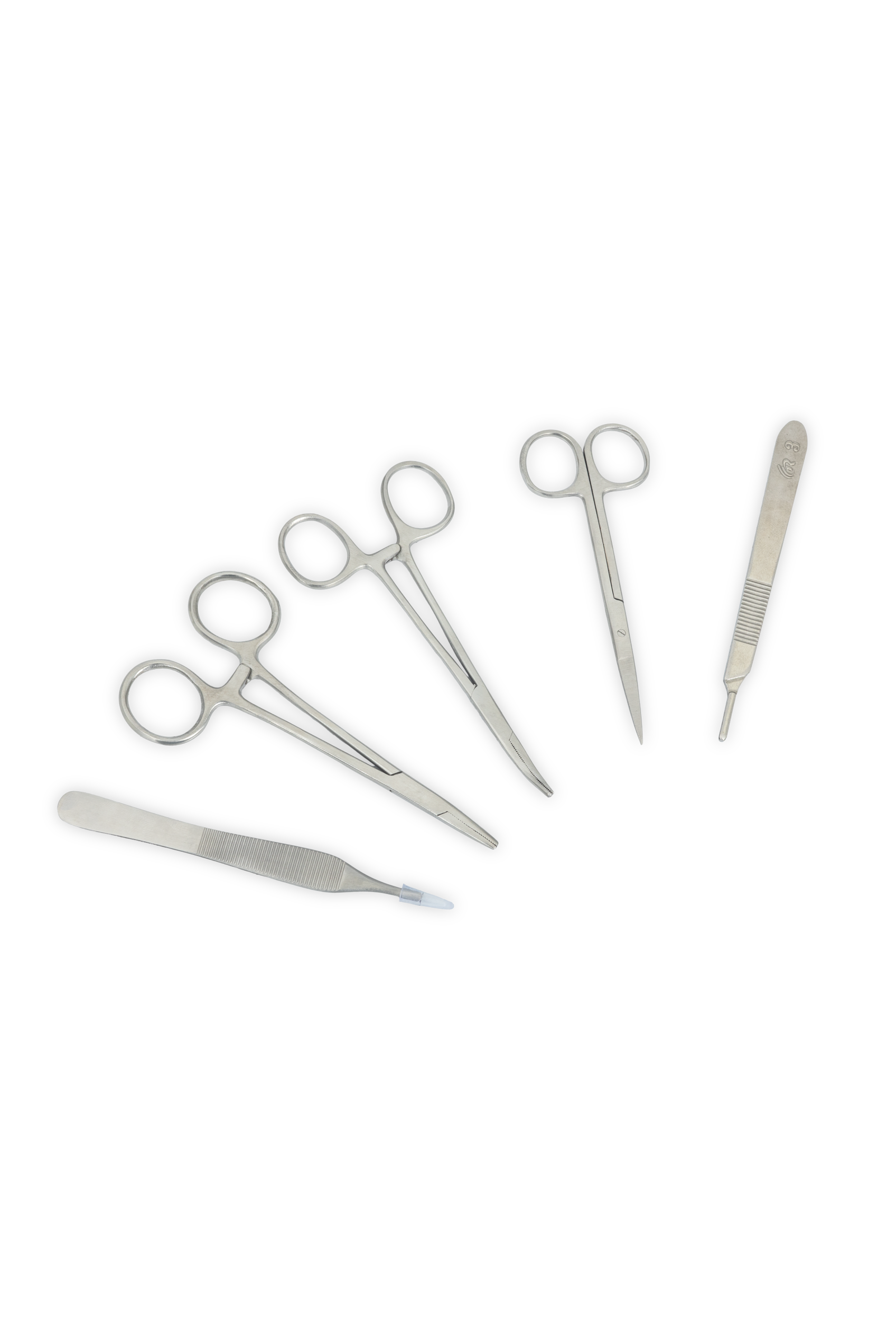 Pinza, portaagujas y tijeras del kit de sutura para practicar