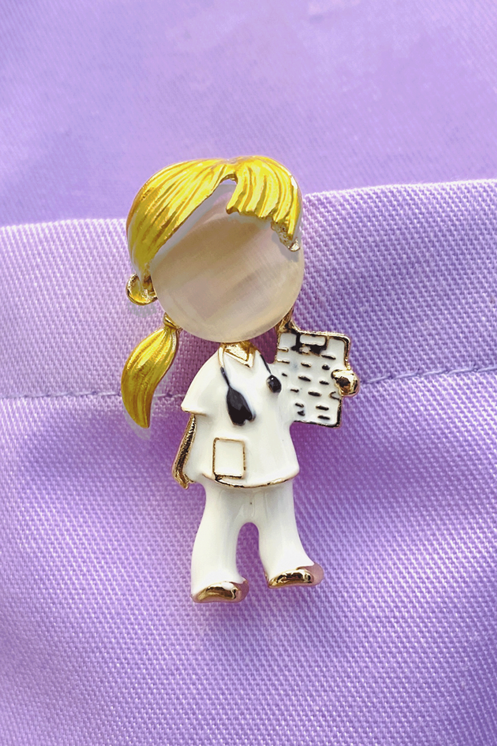 Broche enfermera-zoom-2