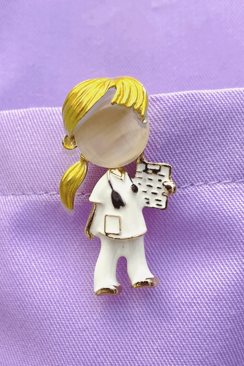 Broche enfermera-zoom-