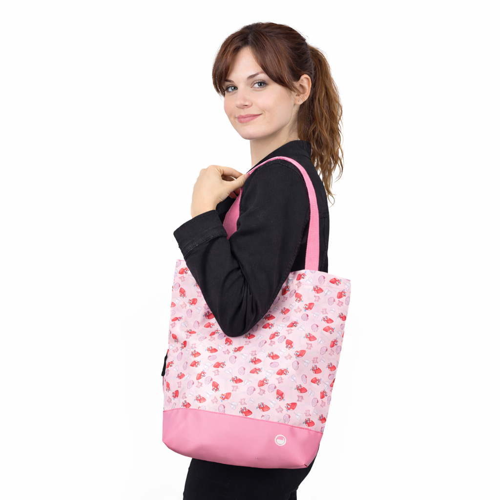 Mujer llevando la Bolsa Tote Órganos con estampado anatómico, vista frontal.
